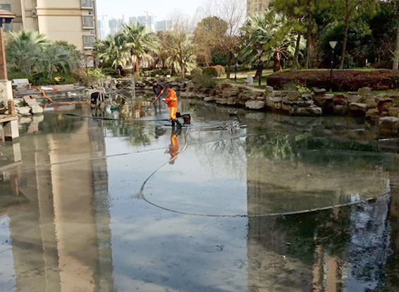 武夷山景观池淤泥清理