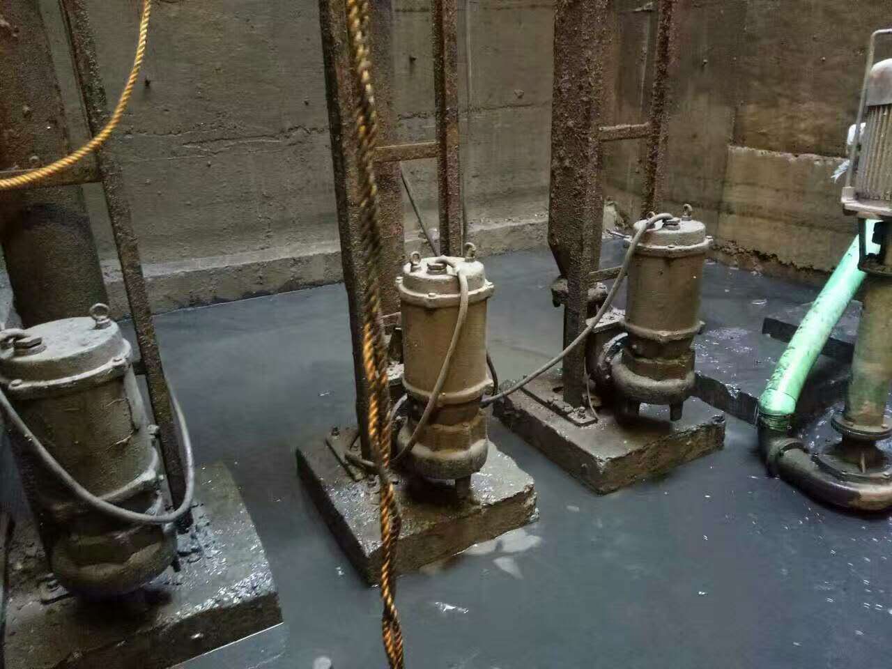 武夷山污水池清理